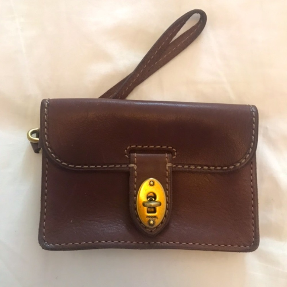 FOSSIL 🤎 leather wristlet